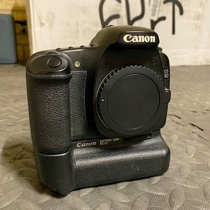 Canon 30D DSLR + battery grip